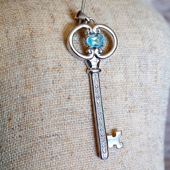 Elegant Silver Key Pendant Necklace - Picture 2 of 4